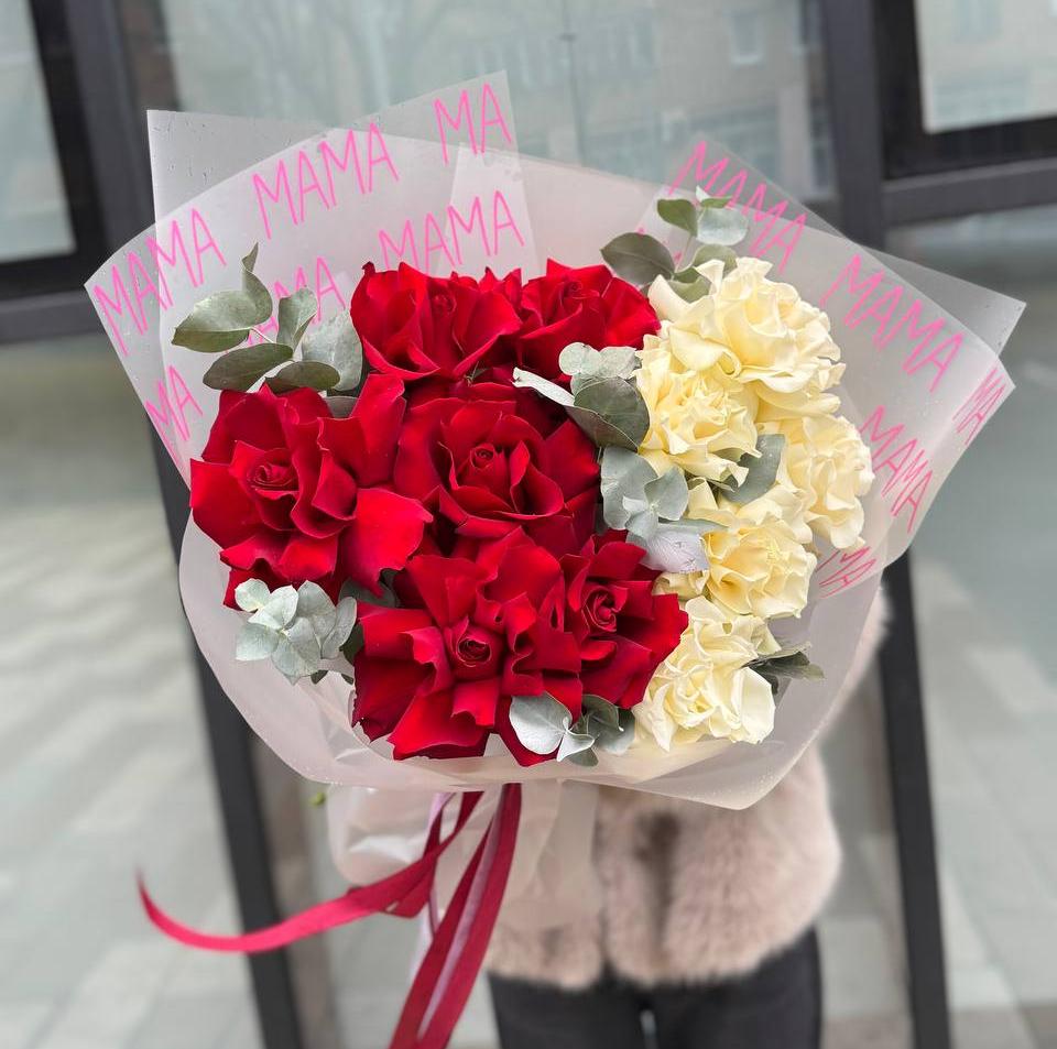 Букет из 11 красных и белых французских роз