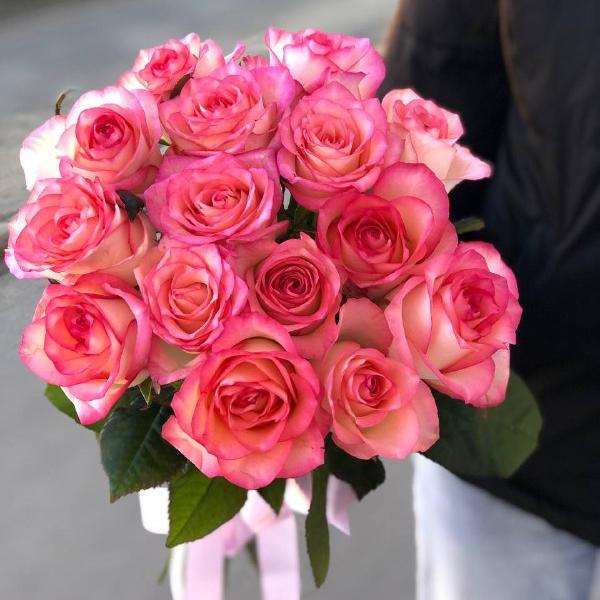 Букет из 15 бело-розовых роз 50/60 см под ленту