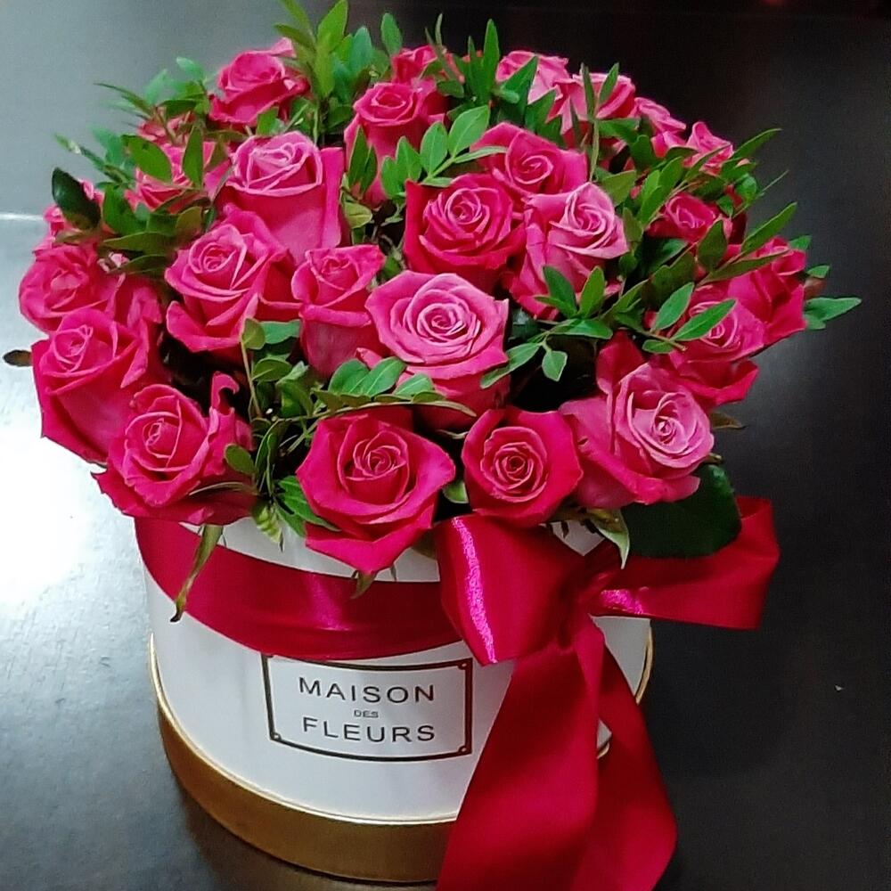 25 розовых роз с зеленью в шляпной коробке