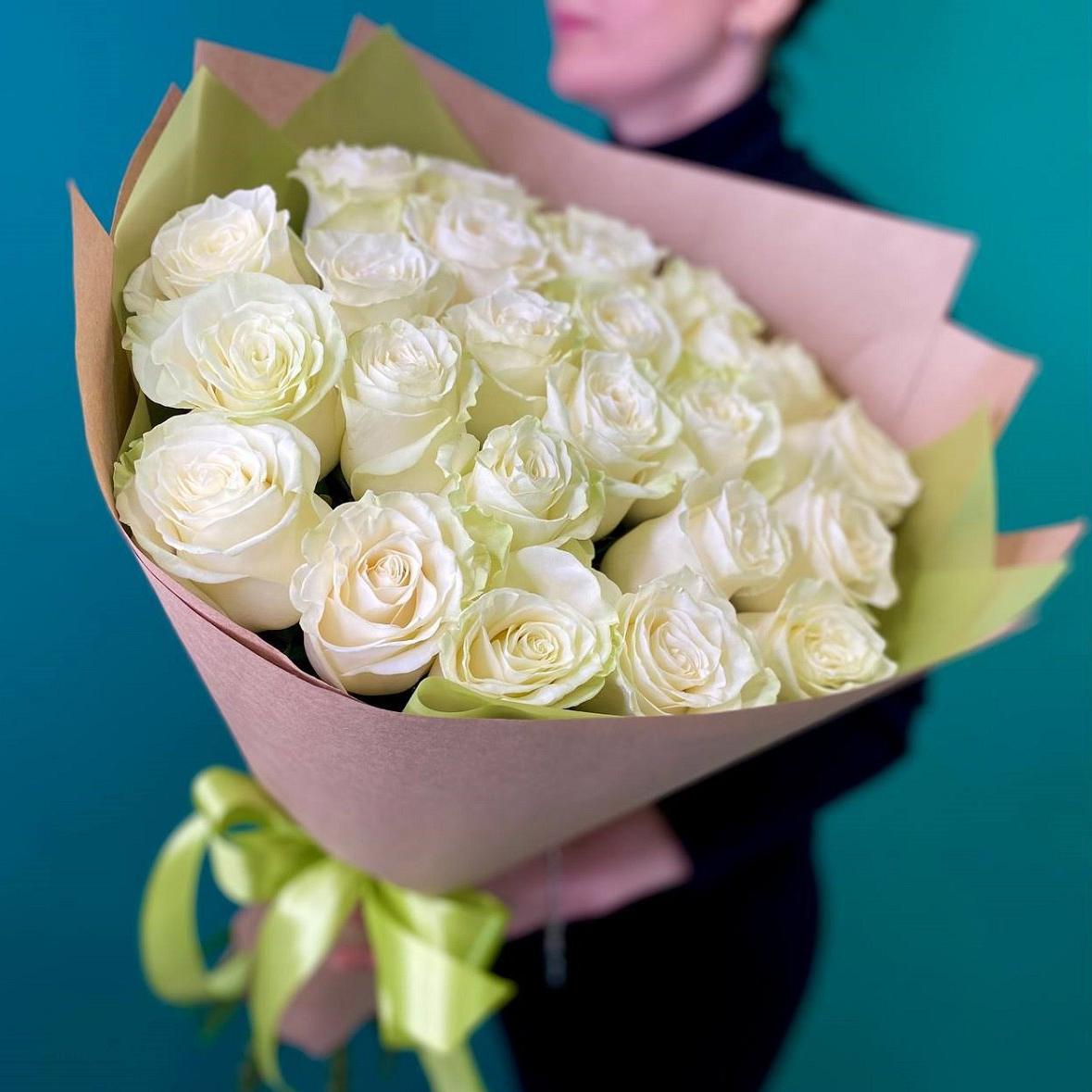 Букет "25 белых эквадорских роз 50/60 см в оформлении"