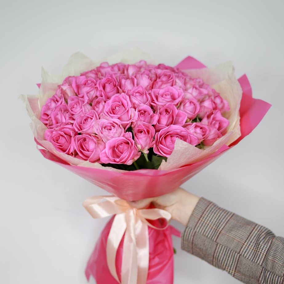 Букет из 51 розовой розы 40 см в стильном оформлении