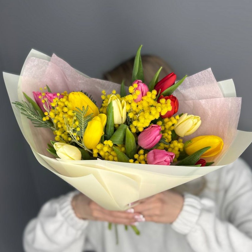 Разноцветные тюльпаны с мимозой M