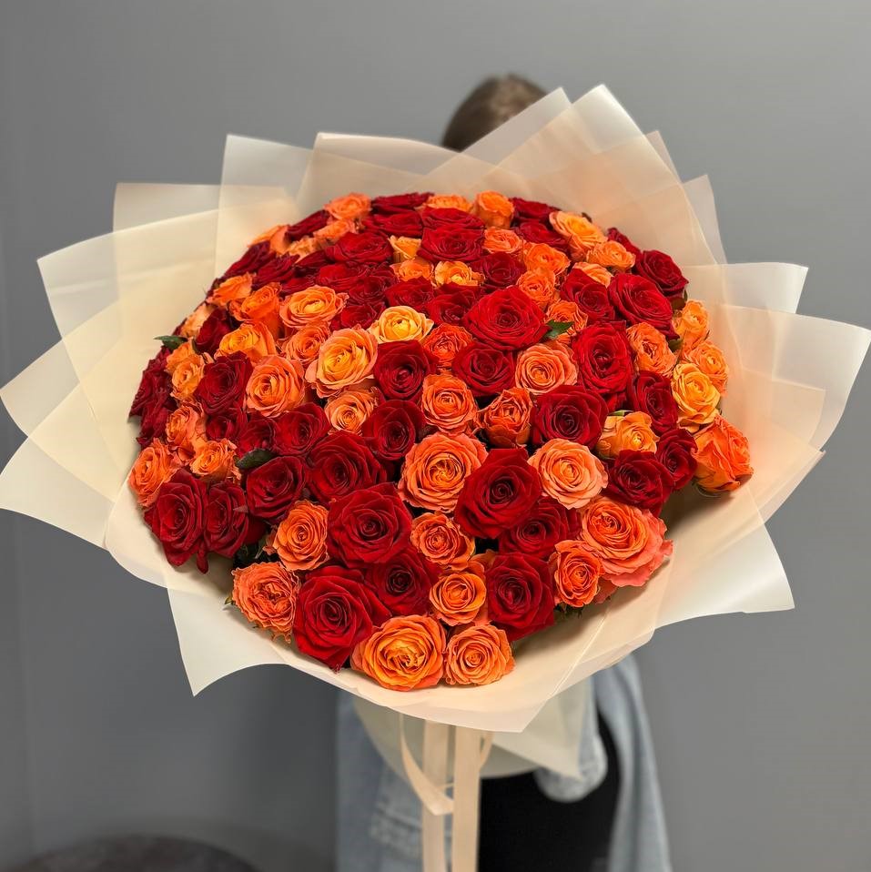 101 мандариновая и красная роза в оформлении