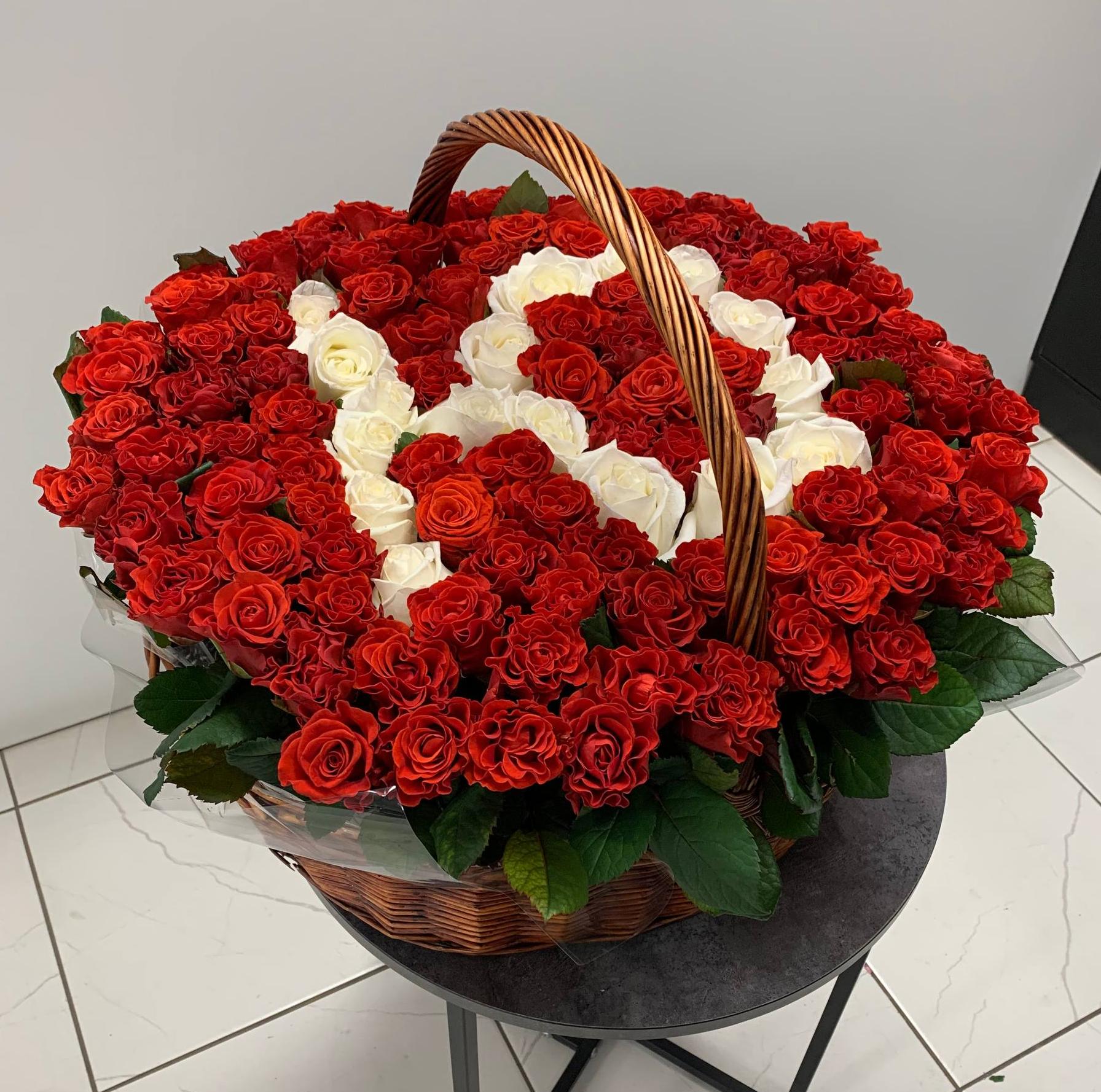 101 роза с буквой в корзине