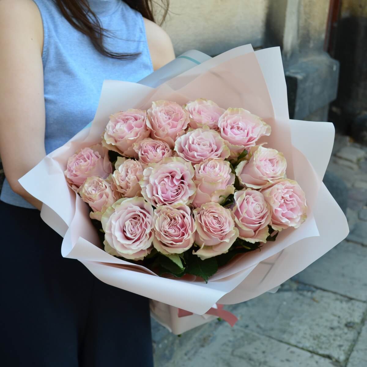 Букет из 15 нежно розовых пионовидных роз
