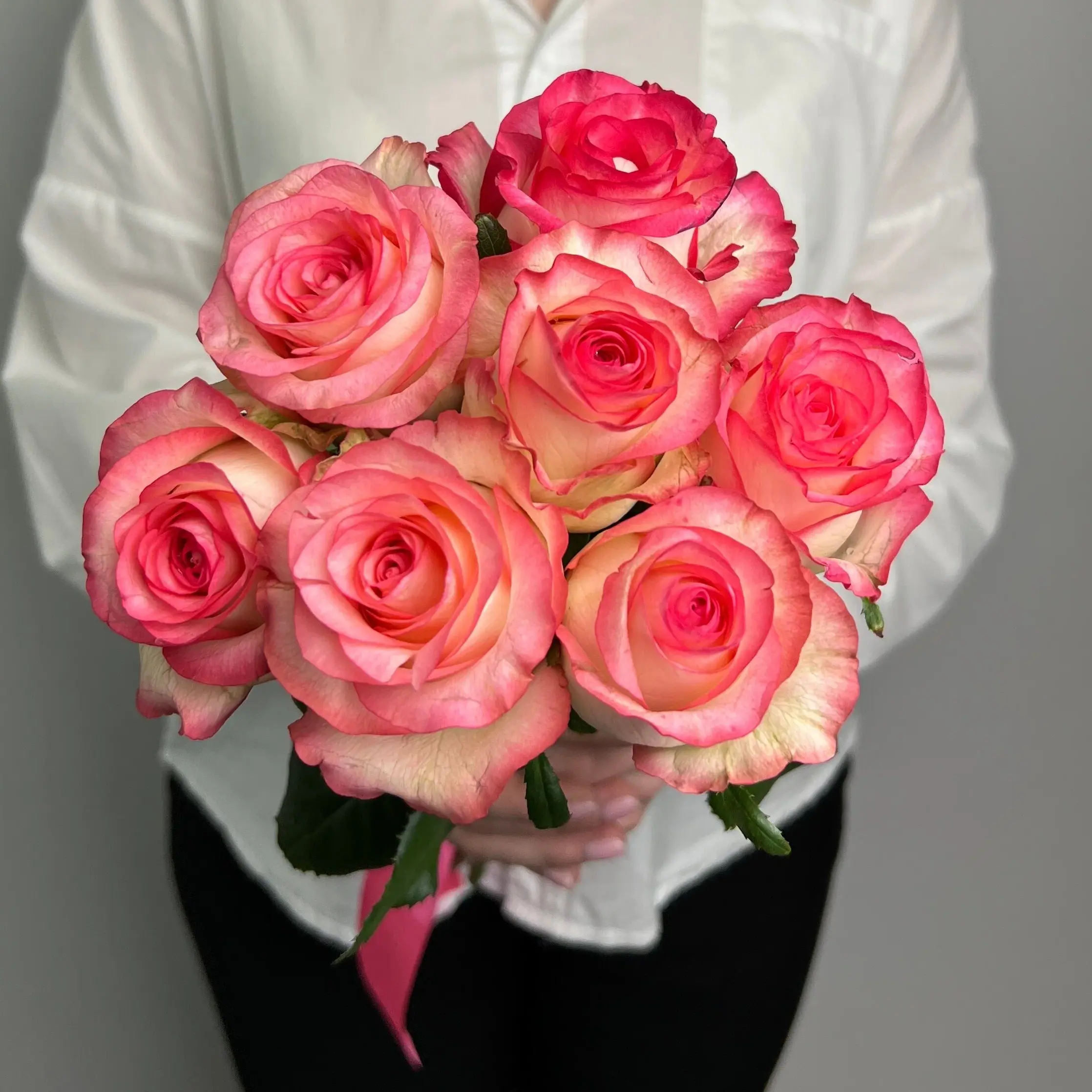 Букет из 7 бело-розовых роз 50/60 см под ленту