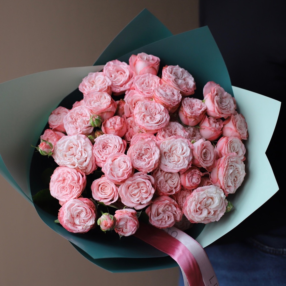 Букет из розовых пионовидных кустовых роз