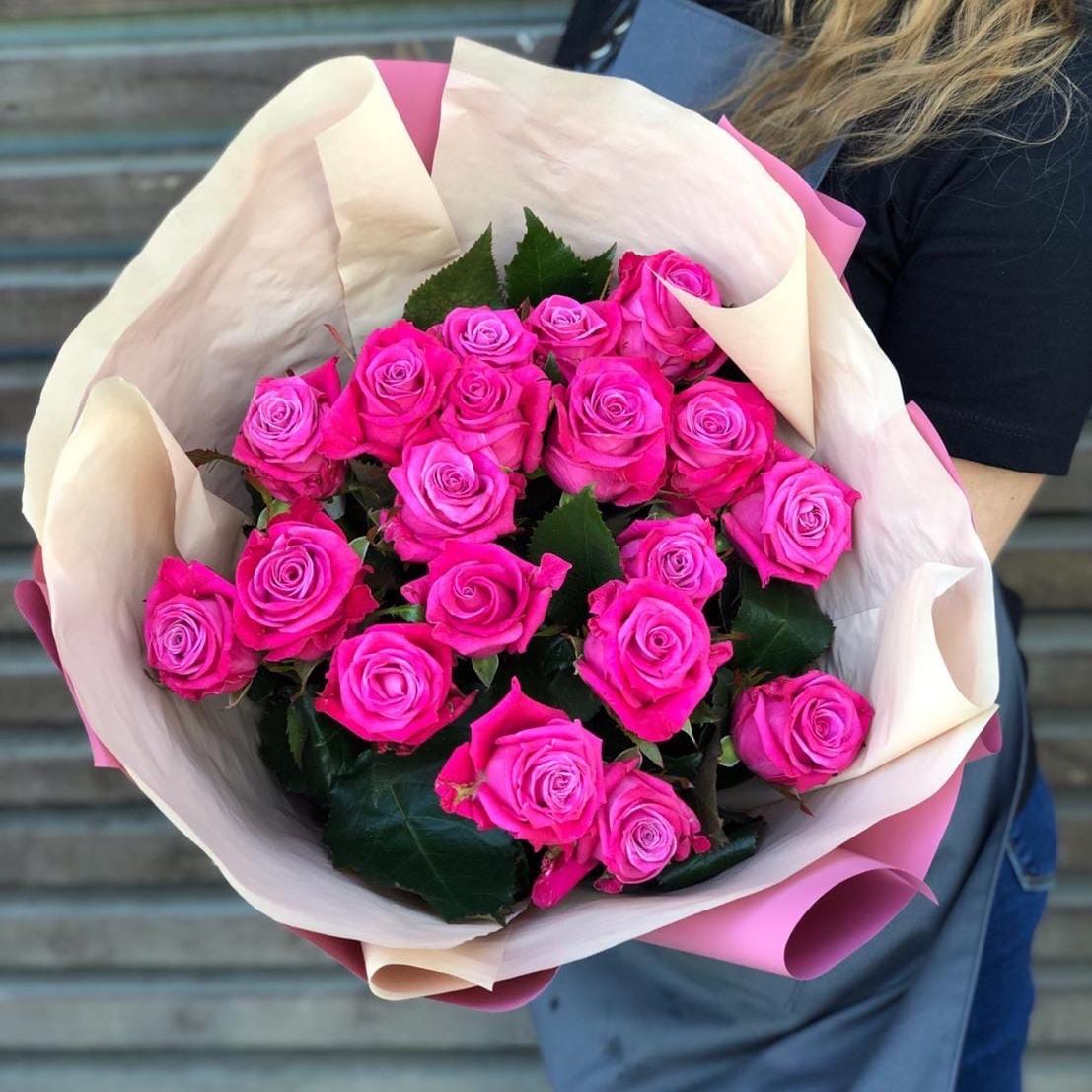 Букет из 25 темно розовых роз 60 см