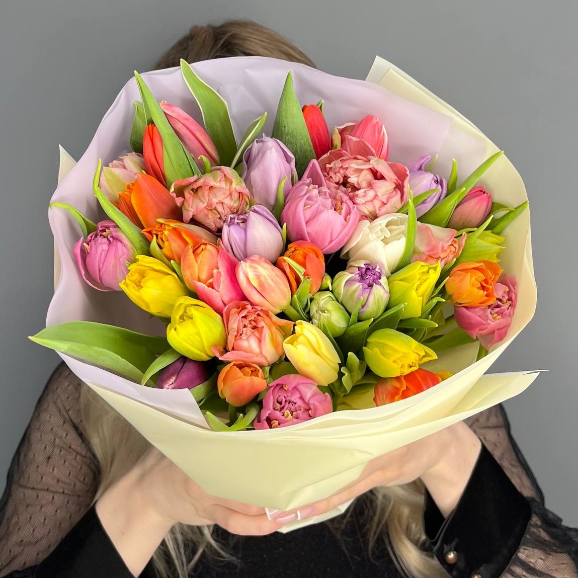35 разноцветных пионовидных тюльпанов