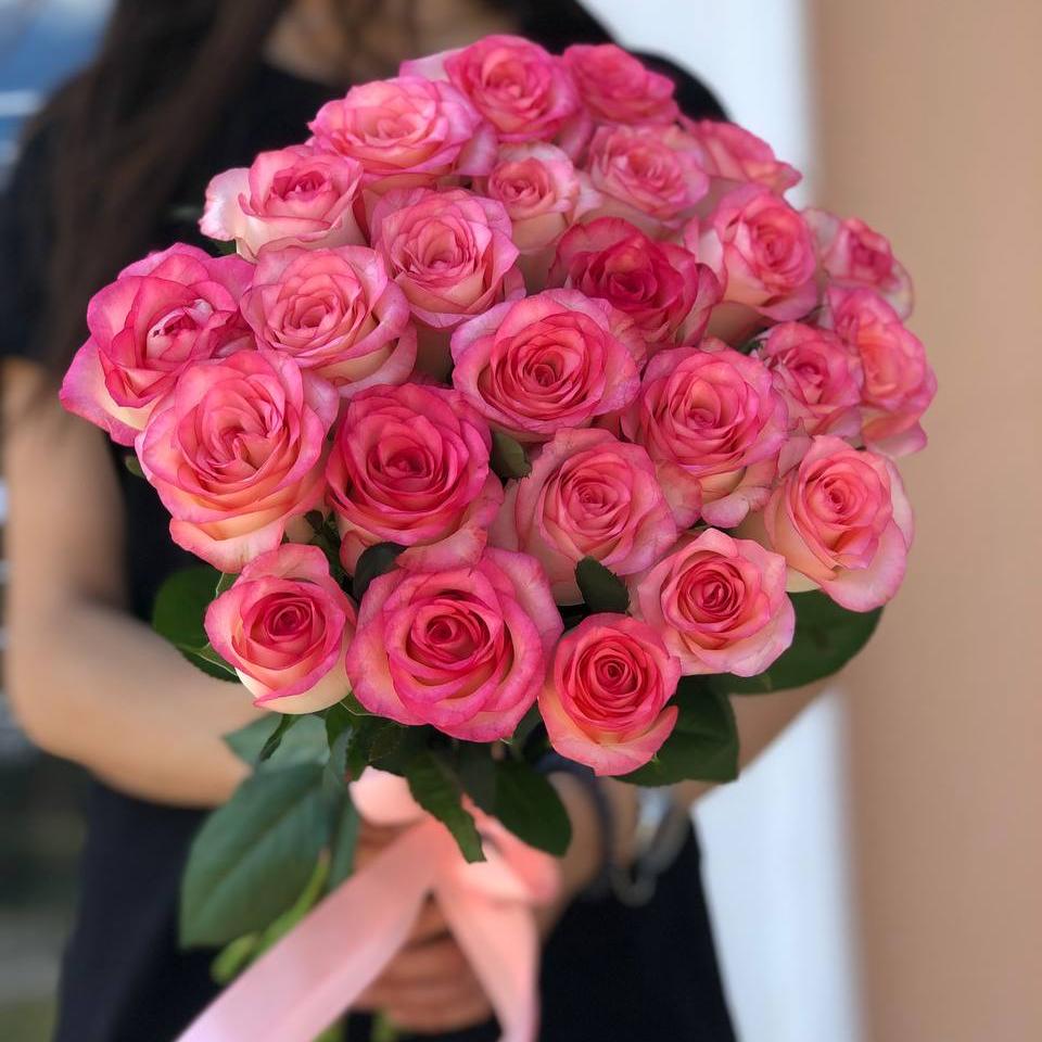 Букет из 25 бело розовых роз 50/60 см под ленту