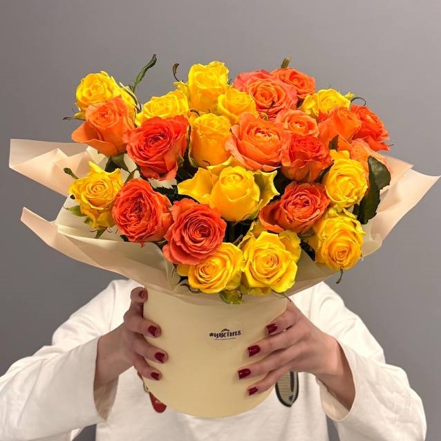 Композиция из 25 ярких роз