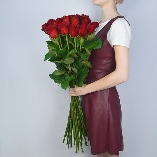 Букет из 21 красной длинной розы 80 см под ленту