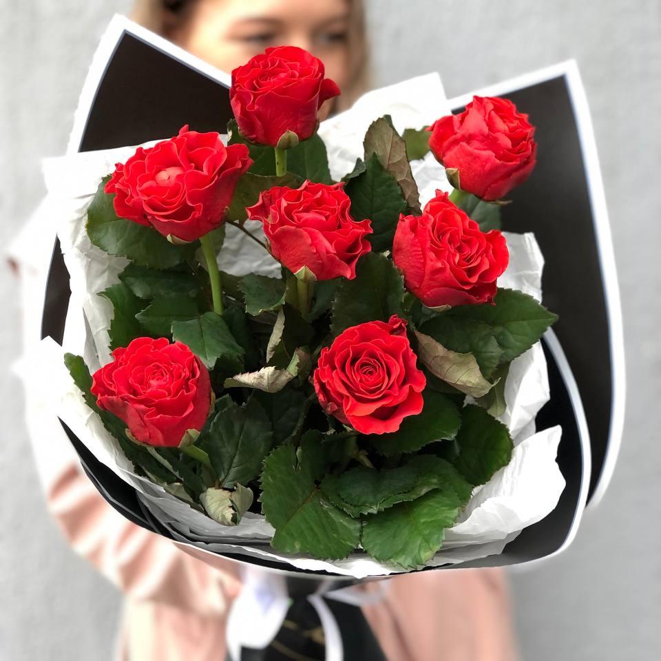 Букет из 7 алых кружевных роз 50/60 см