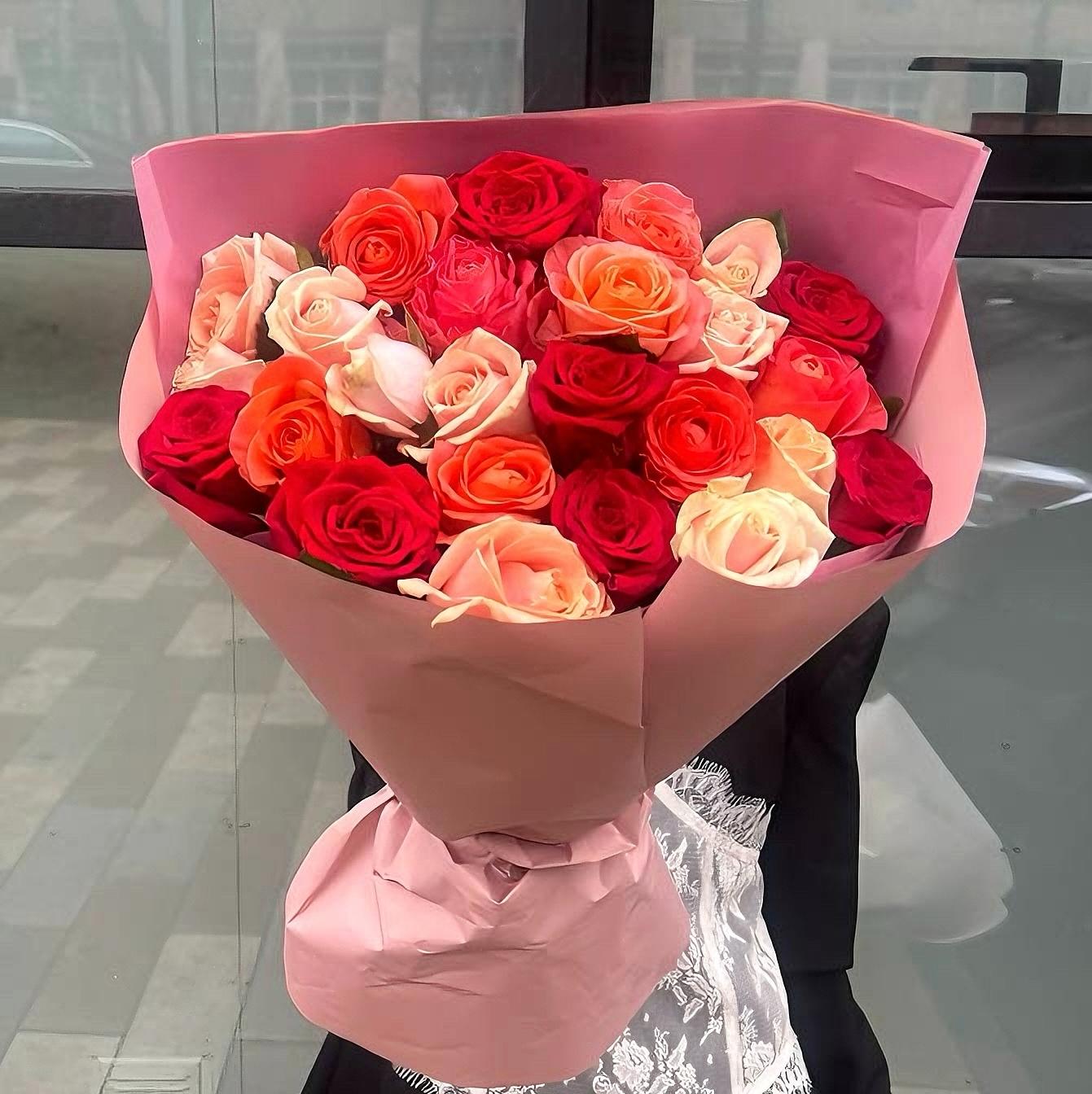 Акция! 25 ярких роз в оформлении