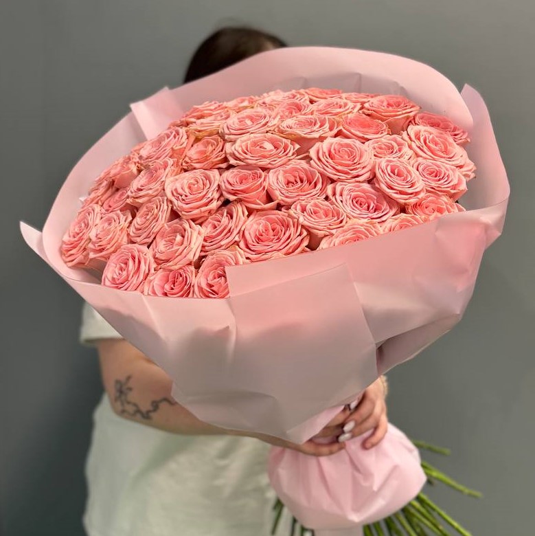 51 розовая роза 70/80 см в оформлении