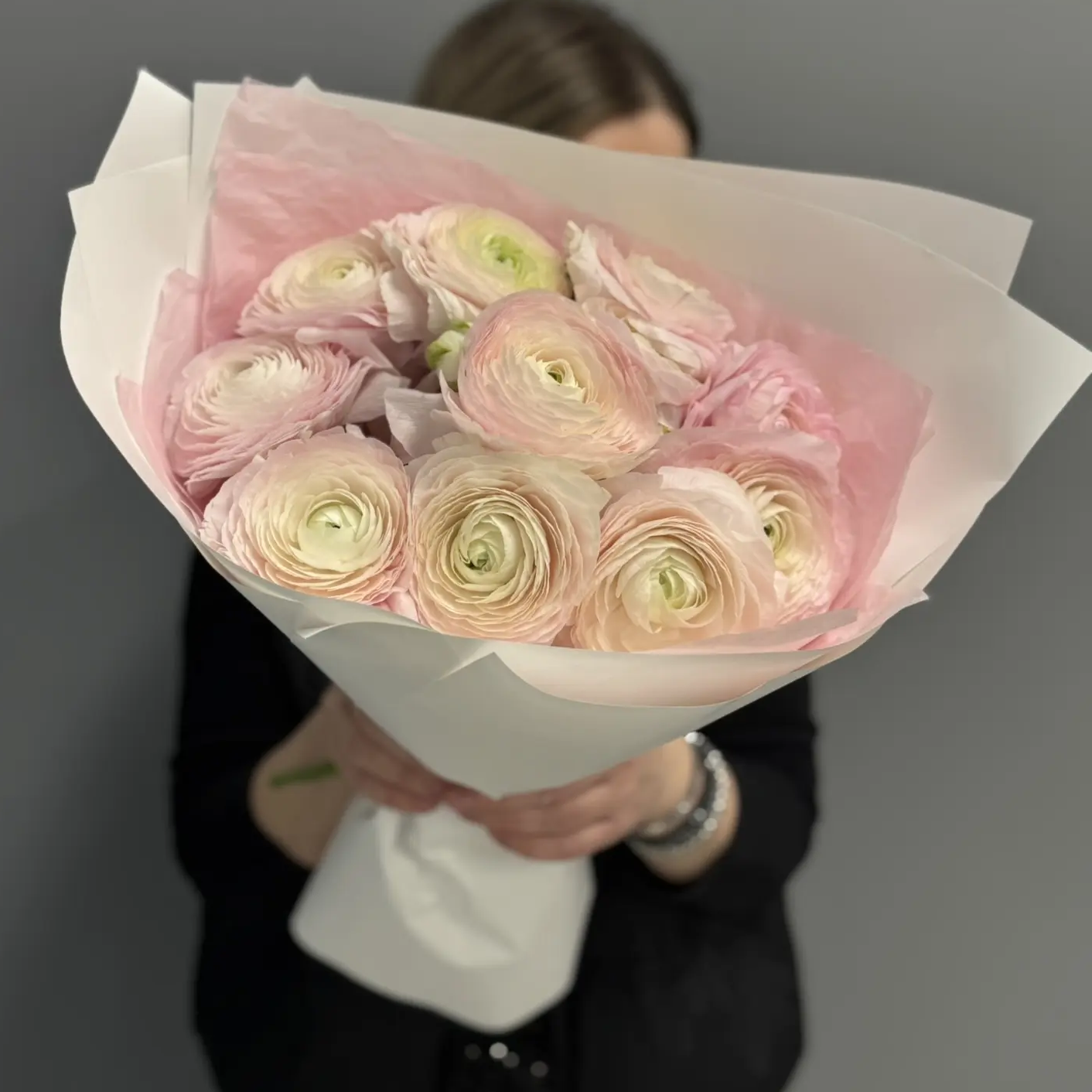 Букет из 11 ранункулюсов