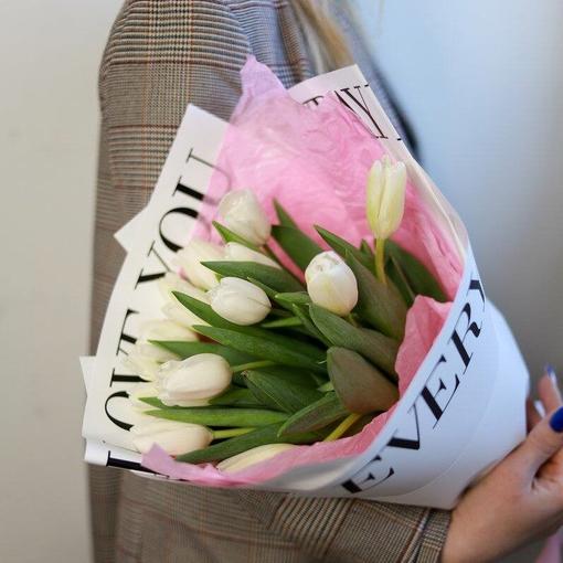 Букет из 15 белых тюльпанов в стильной упаковке