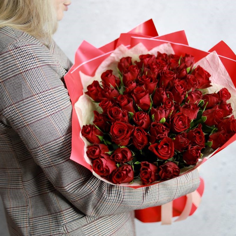 Букет из 51 красной розы 40 см в стильном оформлении