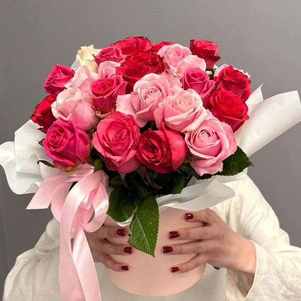 Композиция из 25 розовых роз