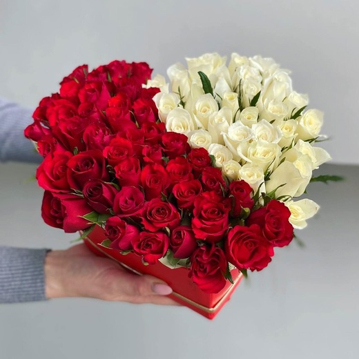Сердце из 51 красной и белой розы 40 см