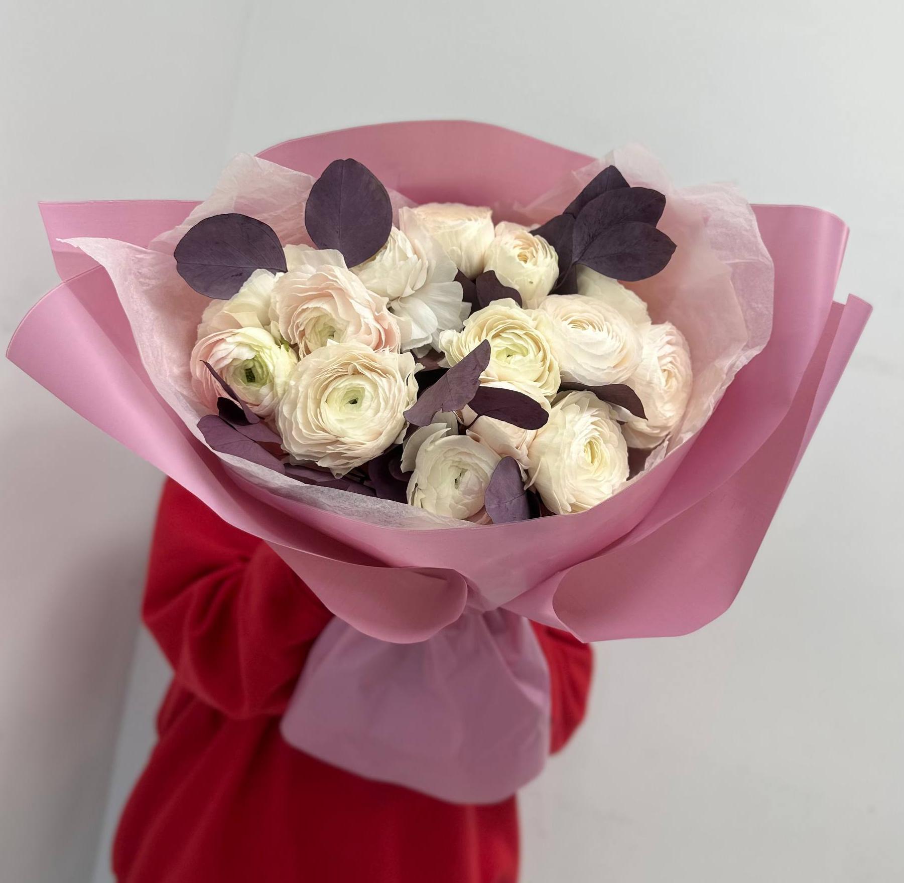 15 белых ранункулюсов с эвкалиптом