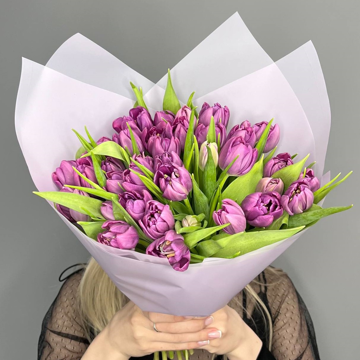 35 фиолетовых пионовидных тюльпанов