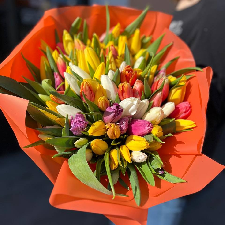 Букет из разноцветных тюльпанов XL