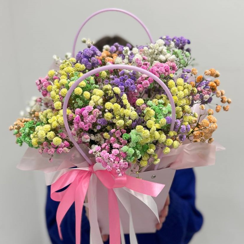 Композиция из радужной гипсофилы в сумке