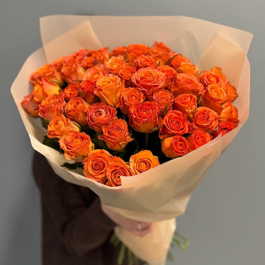 51 мандариновая пионовидная роза в оформлении