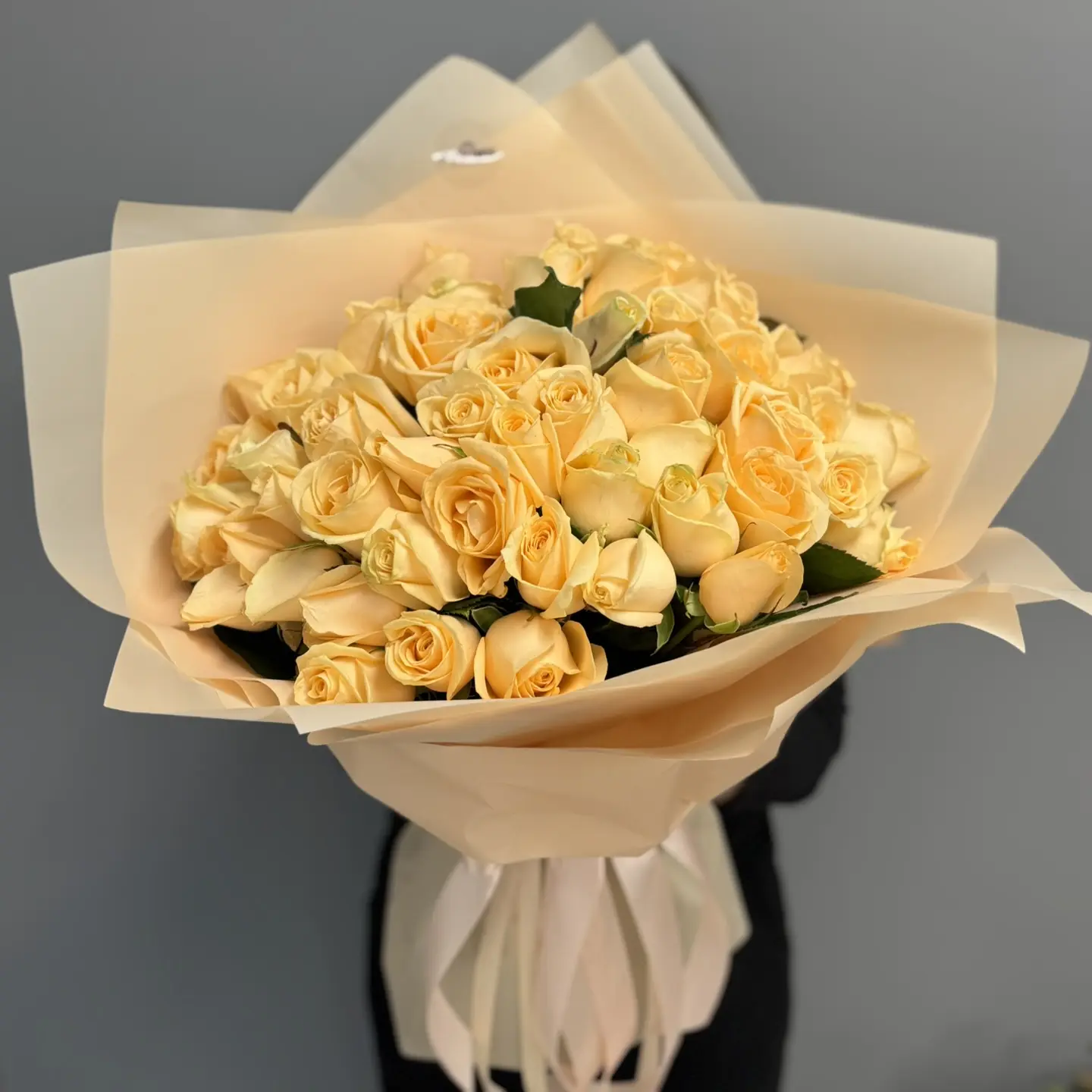 51 кремовая роза в оформлении