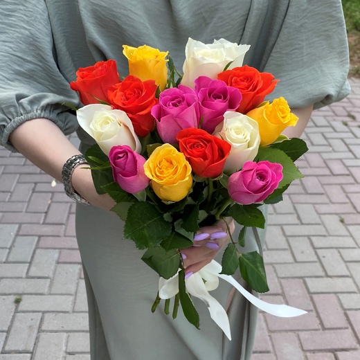 Букет из 15 разноцветных роз 40 см под ленту