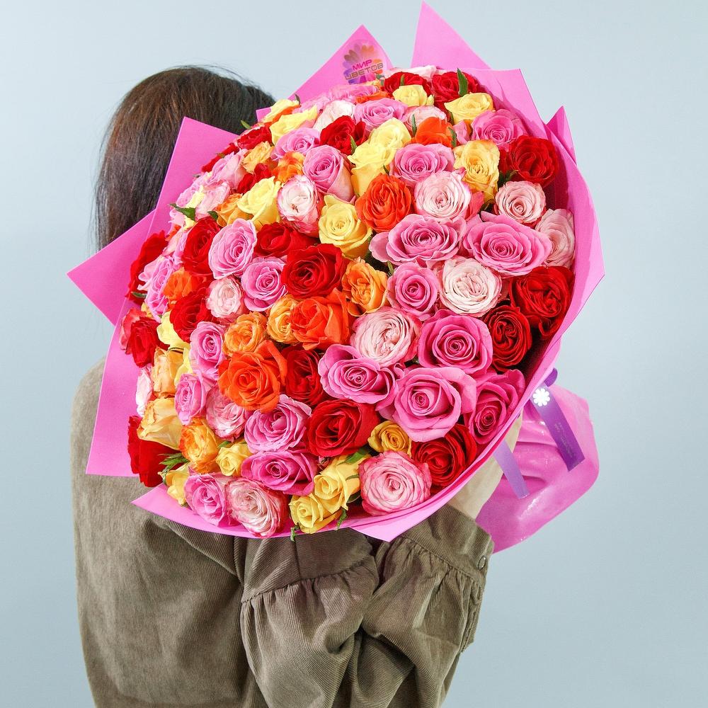 Букет из 101 разноцветной розы в оформлении