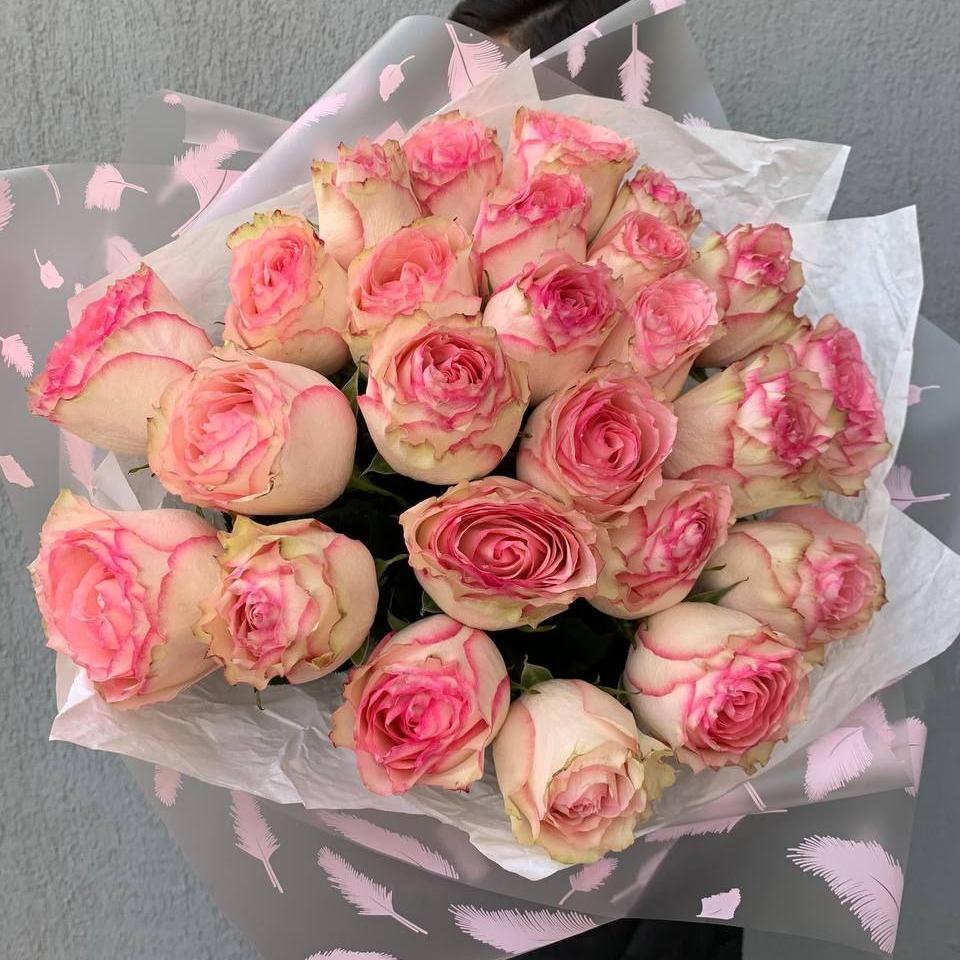 Букет из 25 бело-розовых роз 50 см
