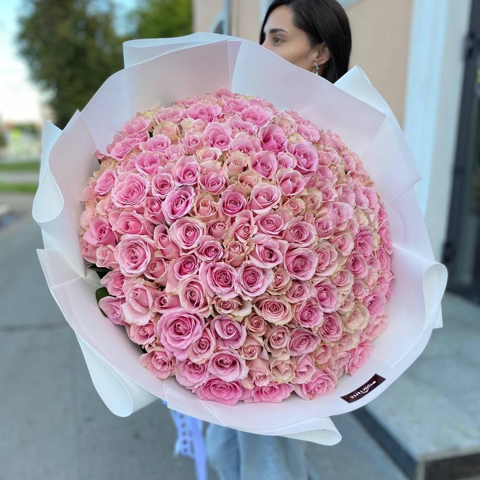 151 розовая роза 50/60 см в оформлении