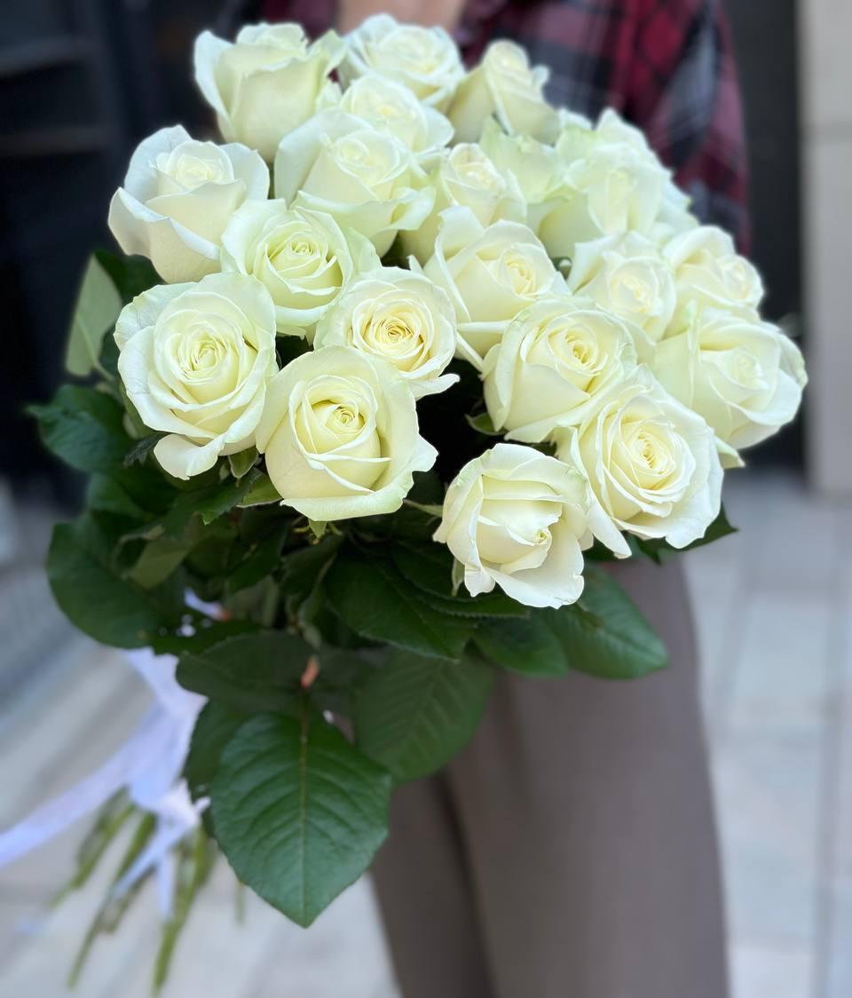 Букет из 21 белой розы 70/80 см под ленту