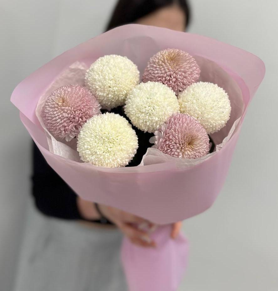 Букет из 7 пушистых одноголовых хризантем