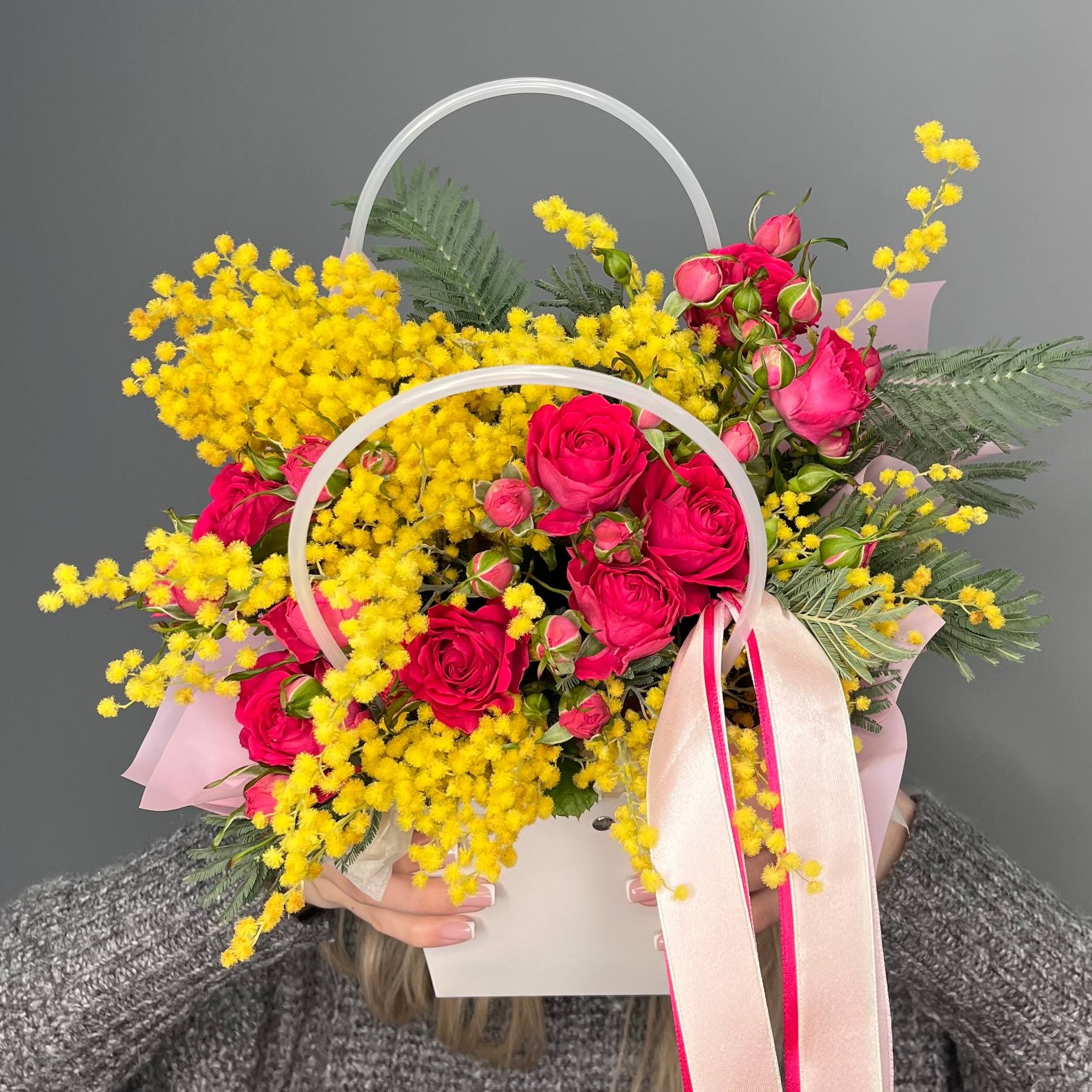 Сумочка из мимозы и кустовой пионовидной розы