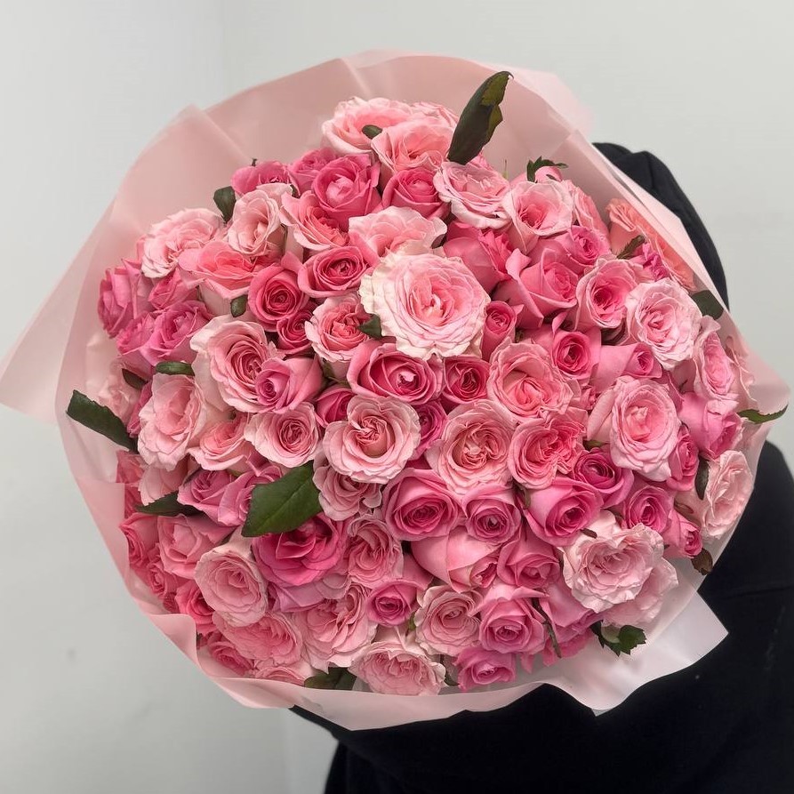 101 розовая роза в оформлении