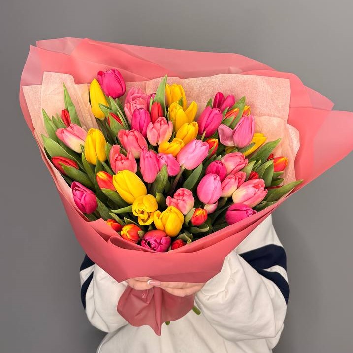 Букет из 51 тюльпана в оформлении