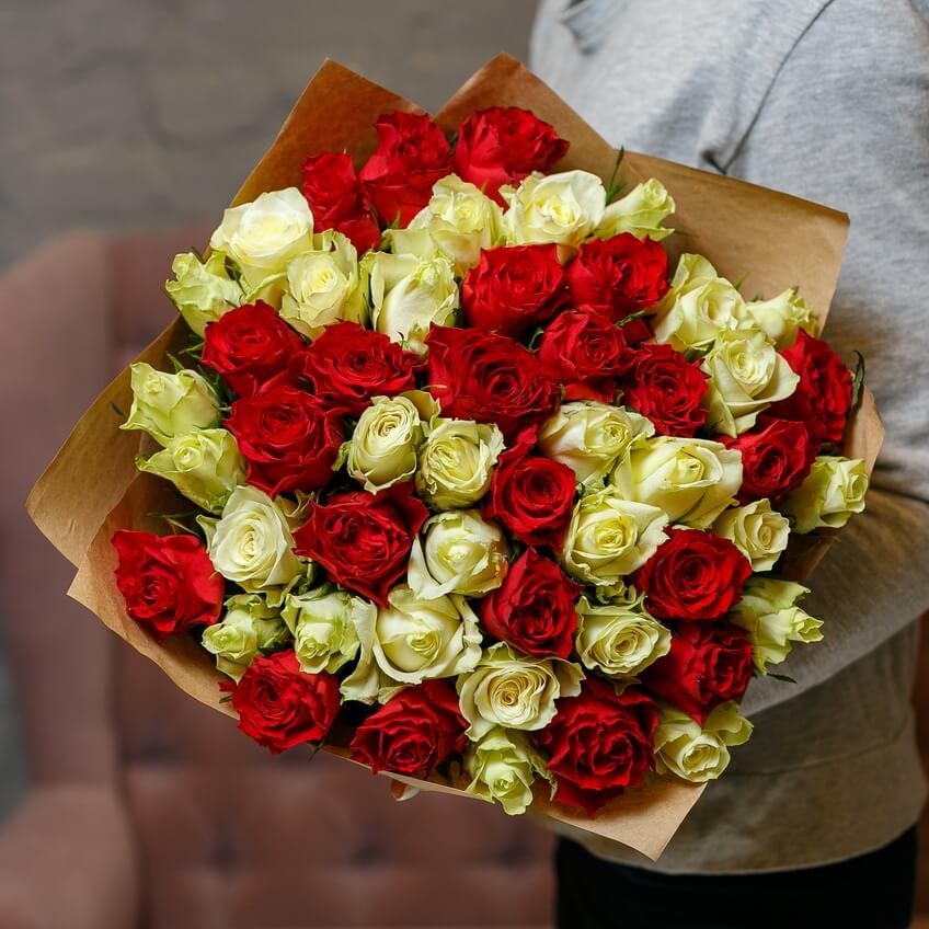 Букет из 51 красной и белой розы 40 см