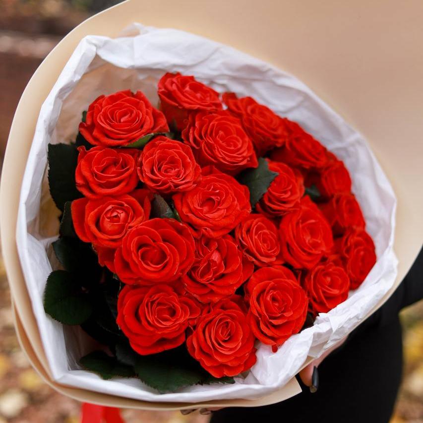 Букет из 21 алой кружевной розы 50 см