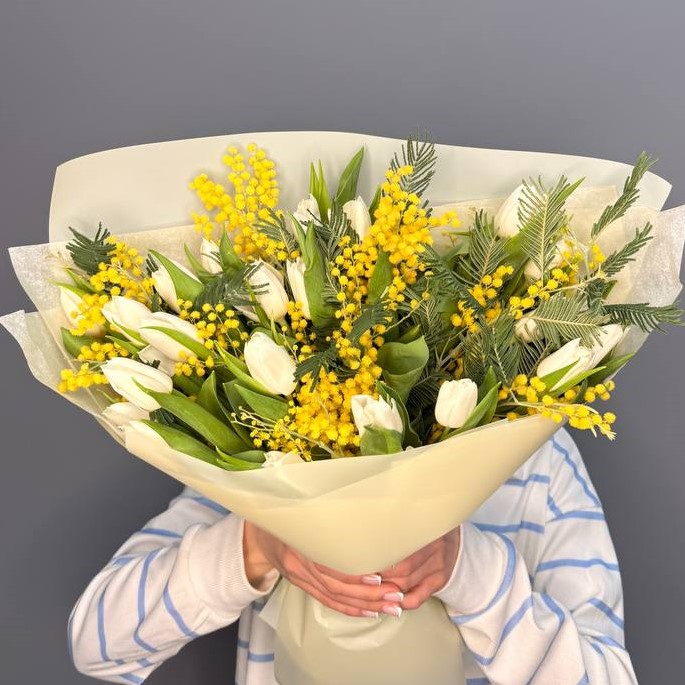 Белые тюльпаны с мимозой L