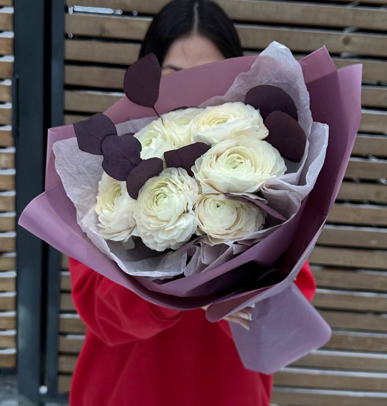 7 белых ранункулюсов с эвкалиптом