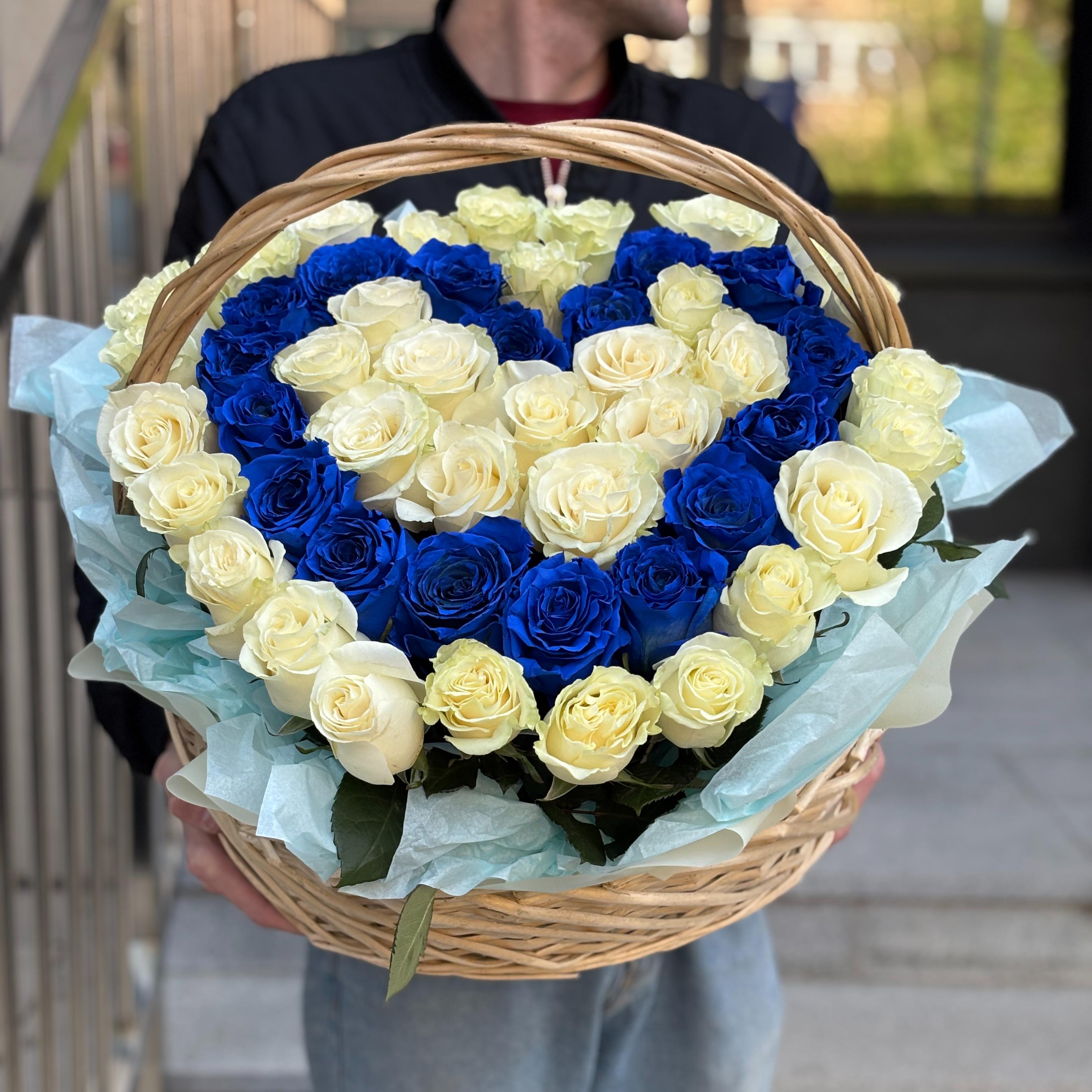 Корзина "Сердце 51 белой и синей эквадорской розы"