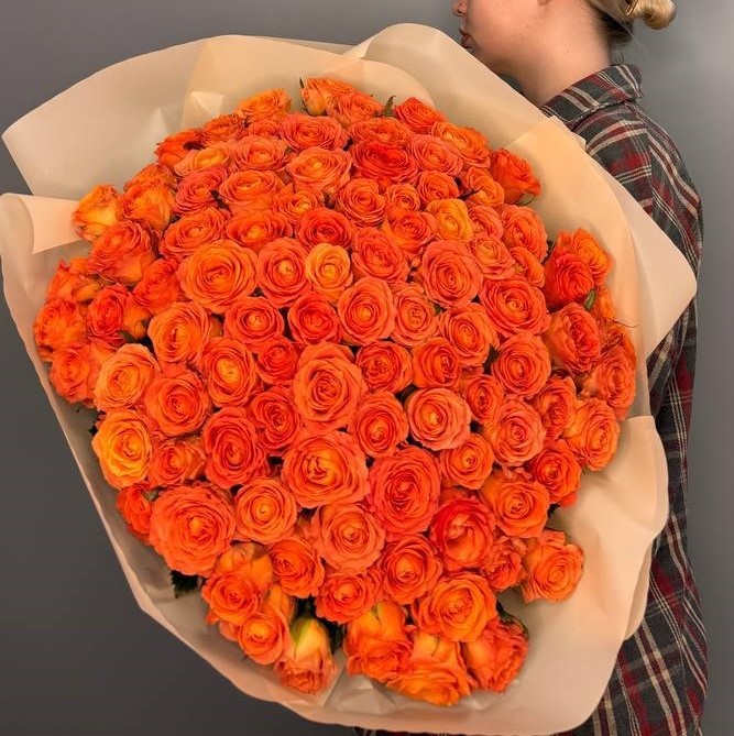 101 мандариновая пионовидная роза в оформлении