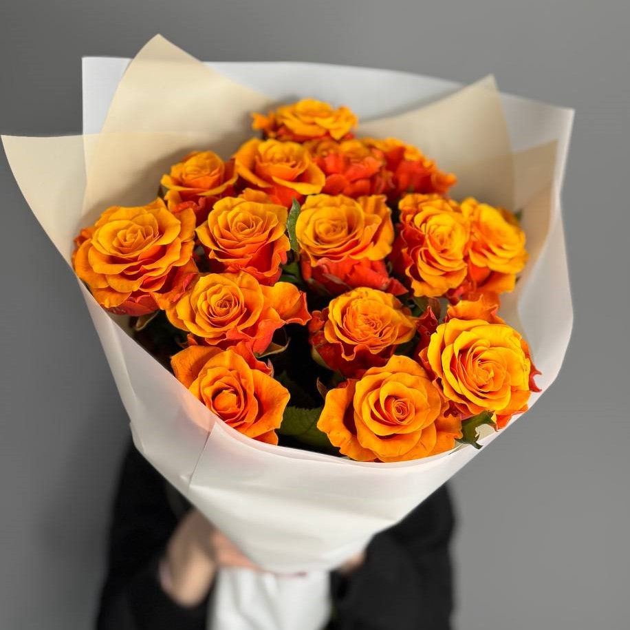 15 апельсиновых пионовидных роз 70 см в оформлении