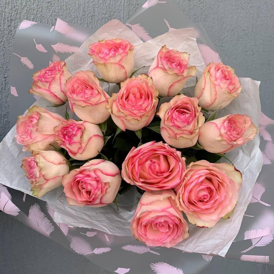 Букет из 15 бело-розовых роз 50 см