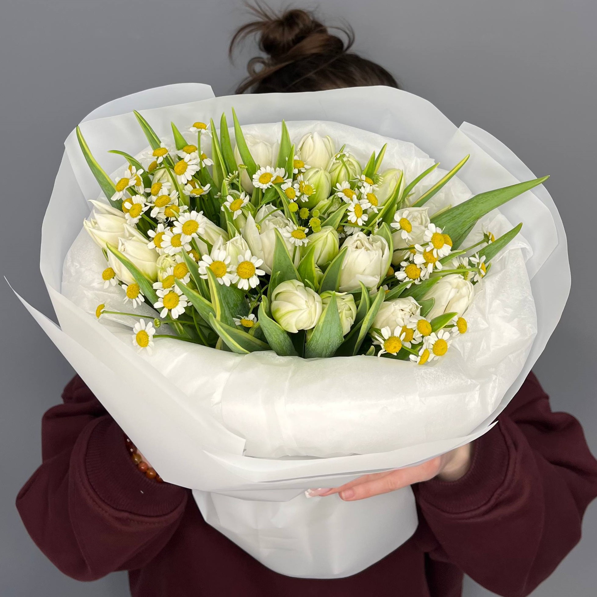 25 пионовидных тюльпанов в ромашках