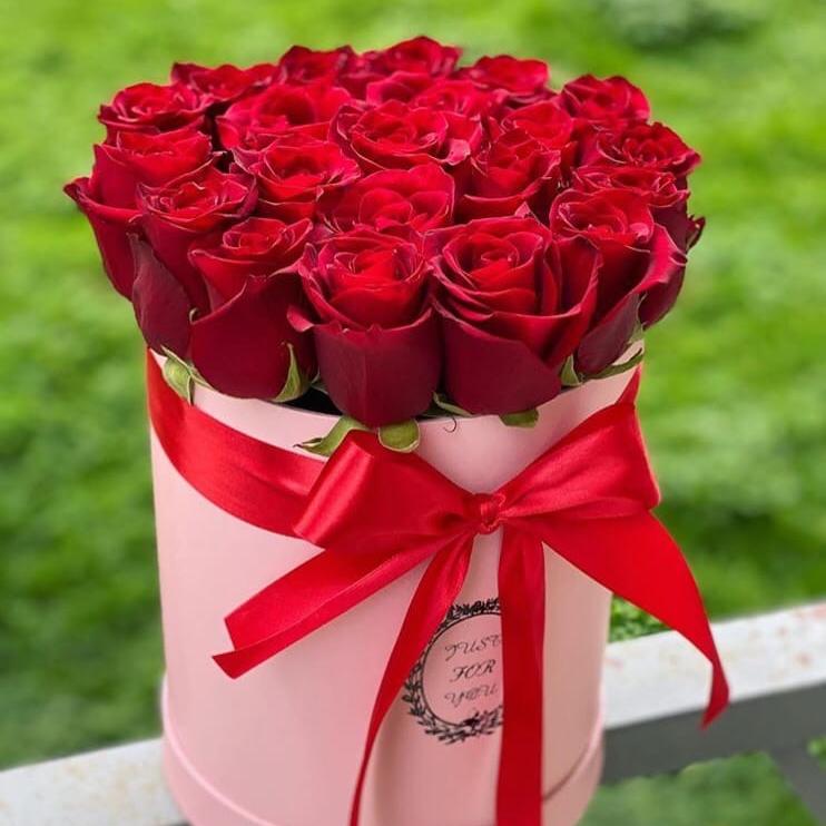 Красные розы в шляпной коробке М