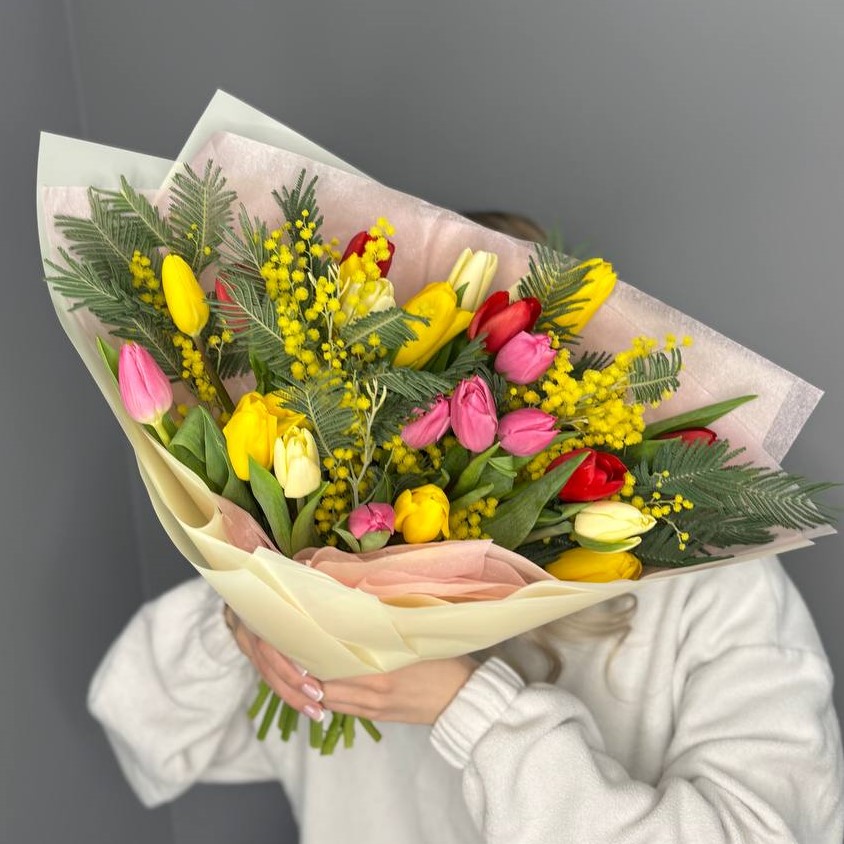 Разноцветные тюльпаны с мимозой L